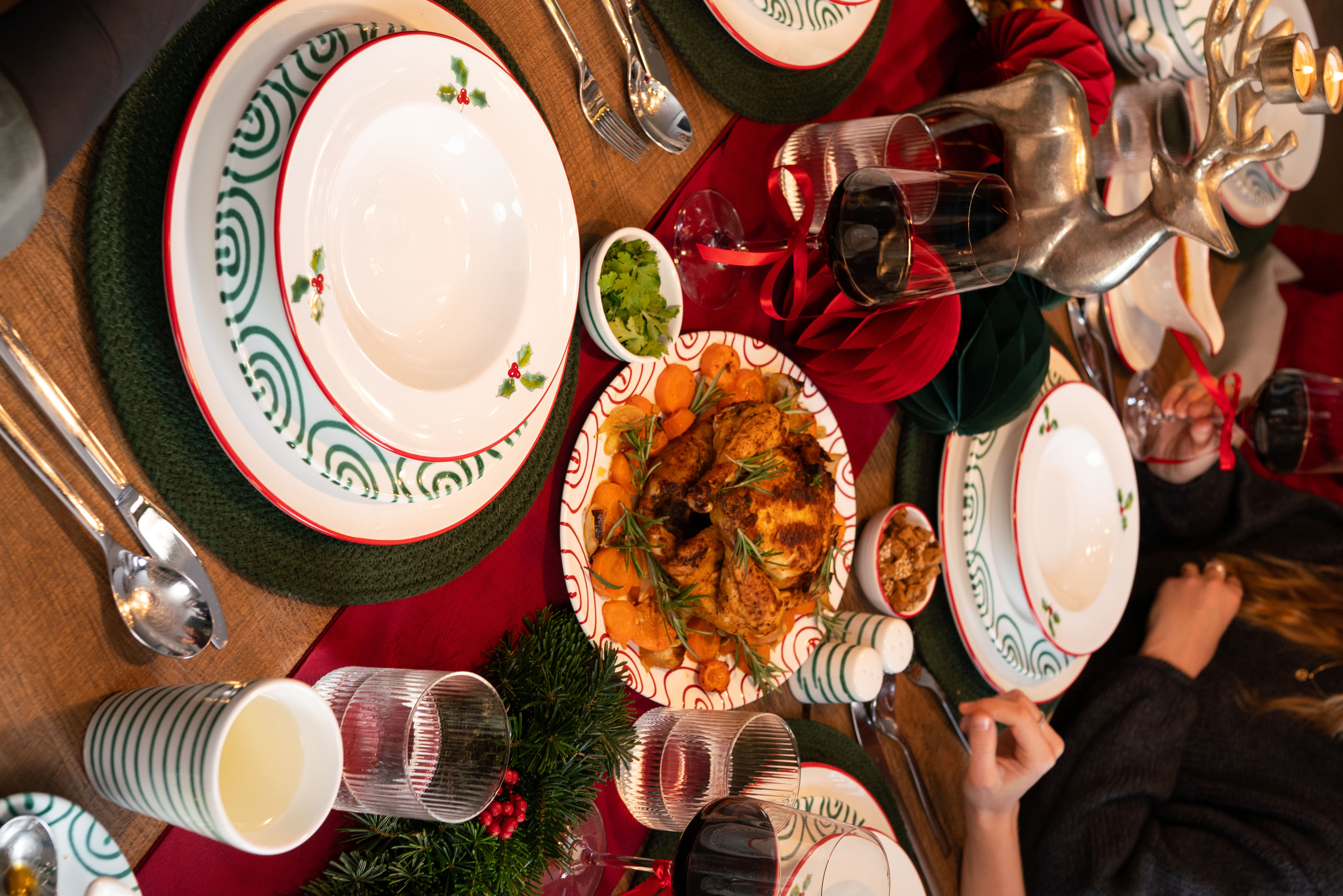 Weihnachtlich gedeckter Tisch mit Essen