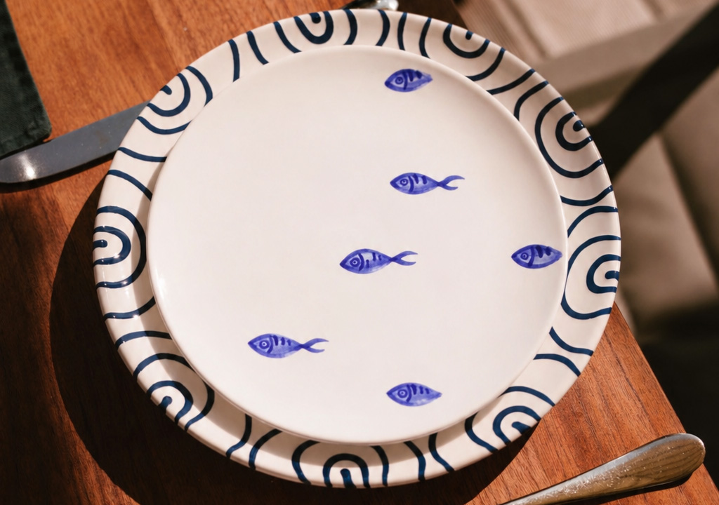 Teller im Design Blauer Fischschwarm auf einem dunkelblaugeflammten Speiseteller
