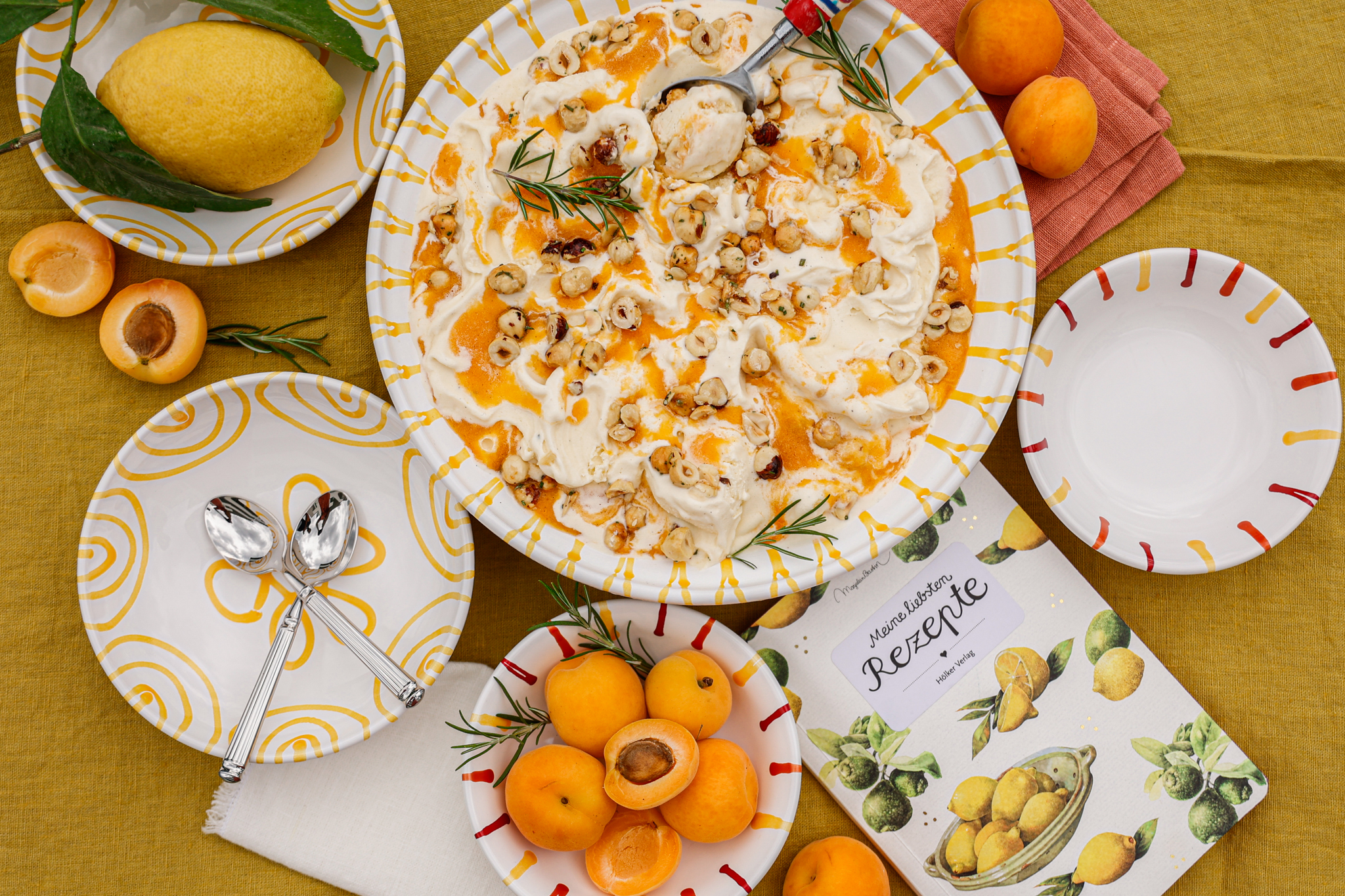 Joghurteis mit Marillenswirl und Haselnssen_Gmundner Keramik_Mein leckeres Leben-12