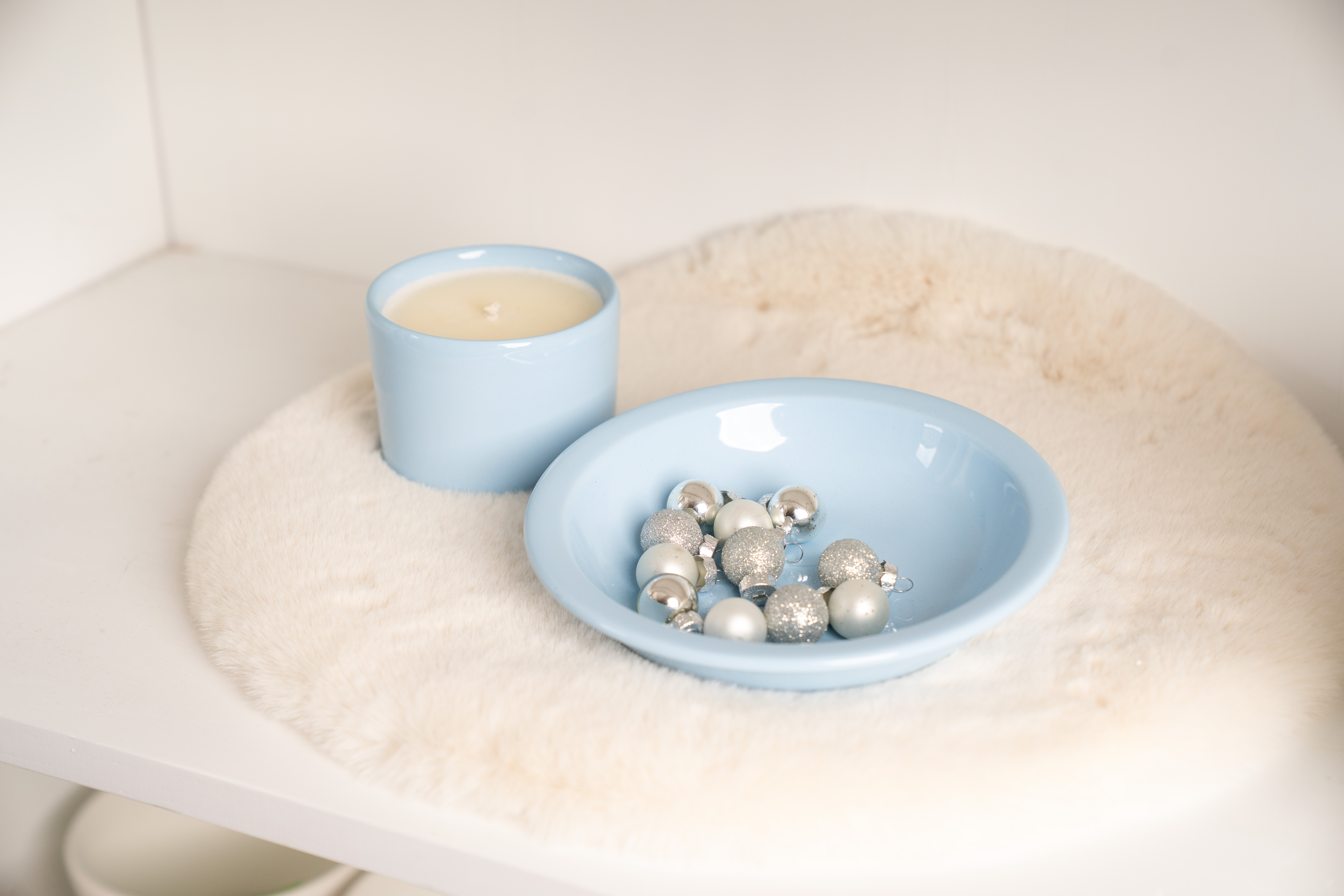 Eisblaues Geschirr von Salzkammergut Keramik mit Weihnachtskugeln