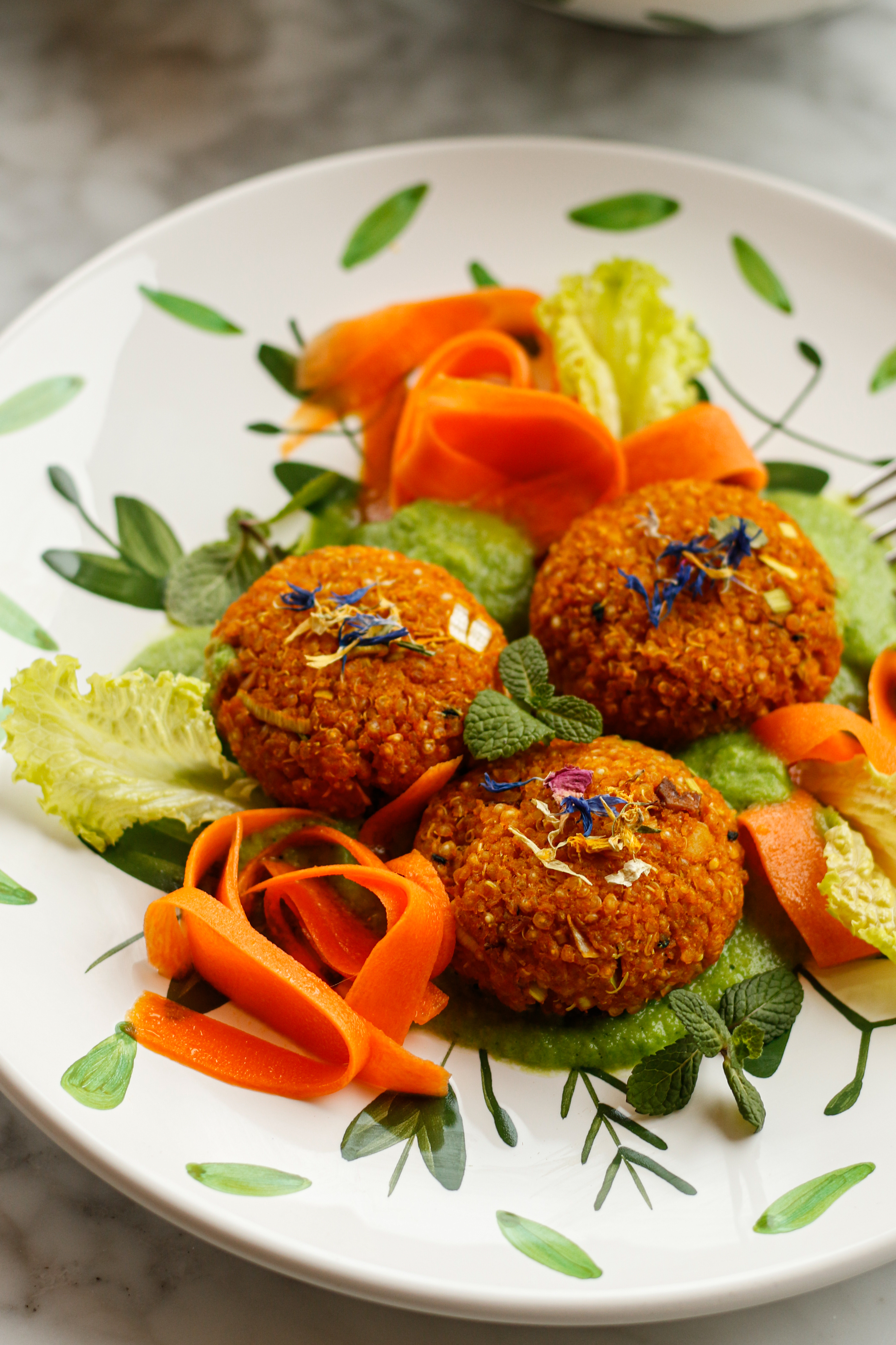 Essen auf einen grünen Teller 