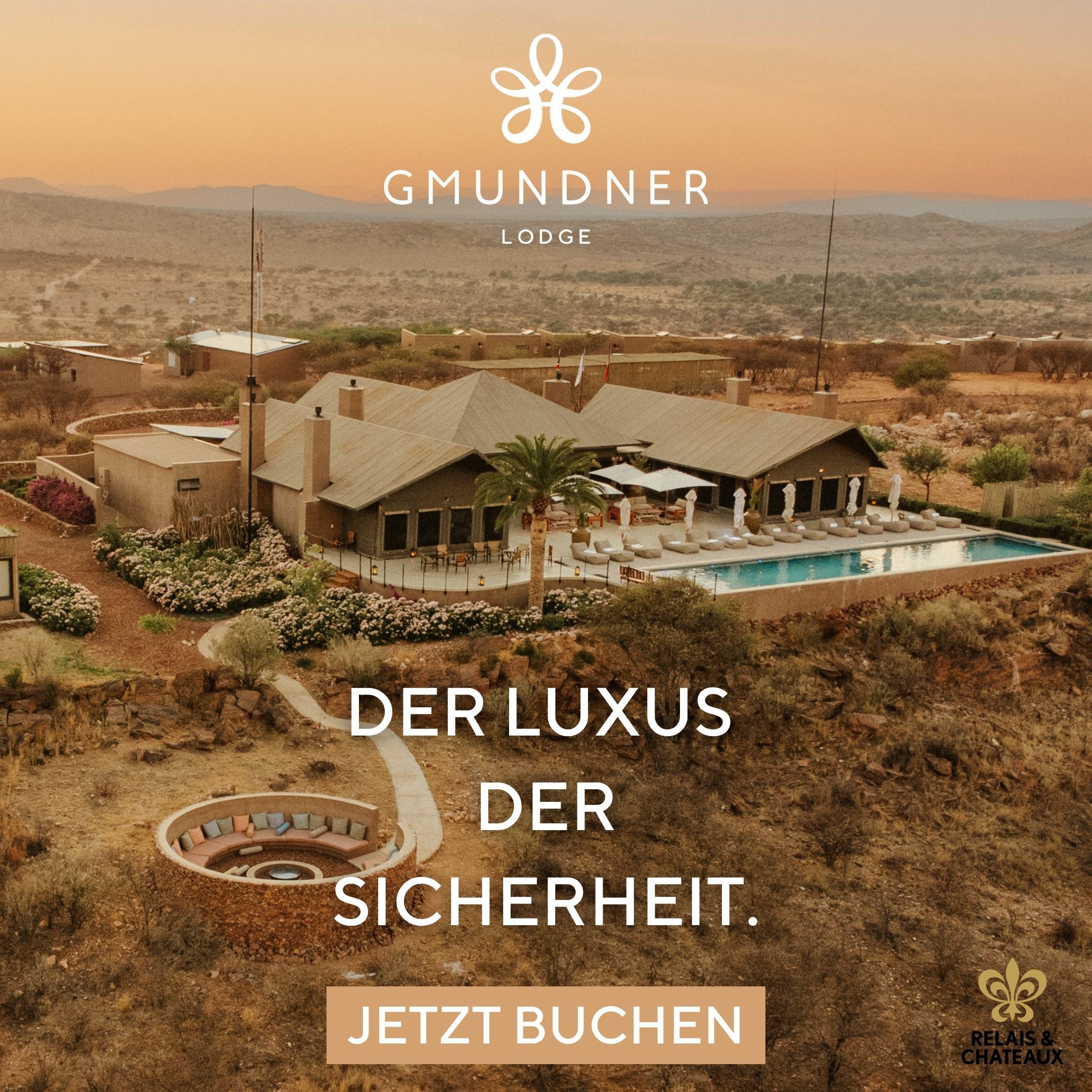 Luftaufnahme von der Gmundner Lodge in Namibia mit der Aufschrift "Der Luxus der Sicherheit - Jetzt buchen"