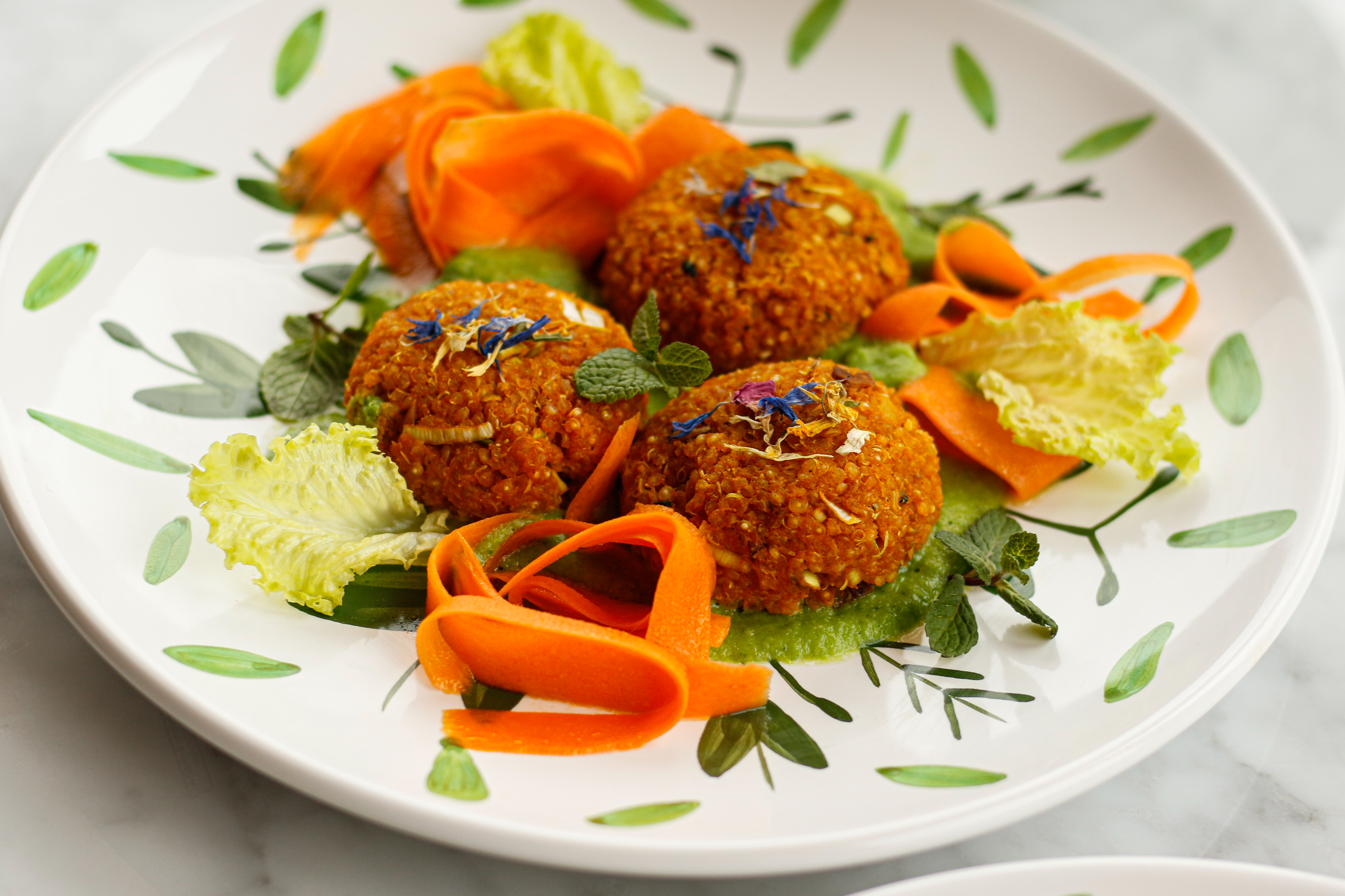 Essen auf einen grünen Teller 