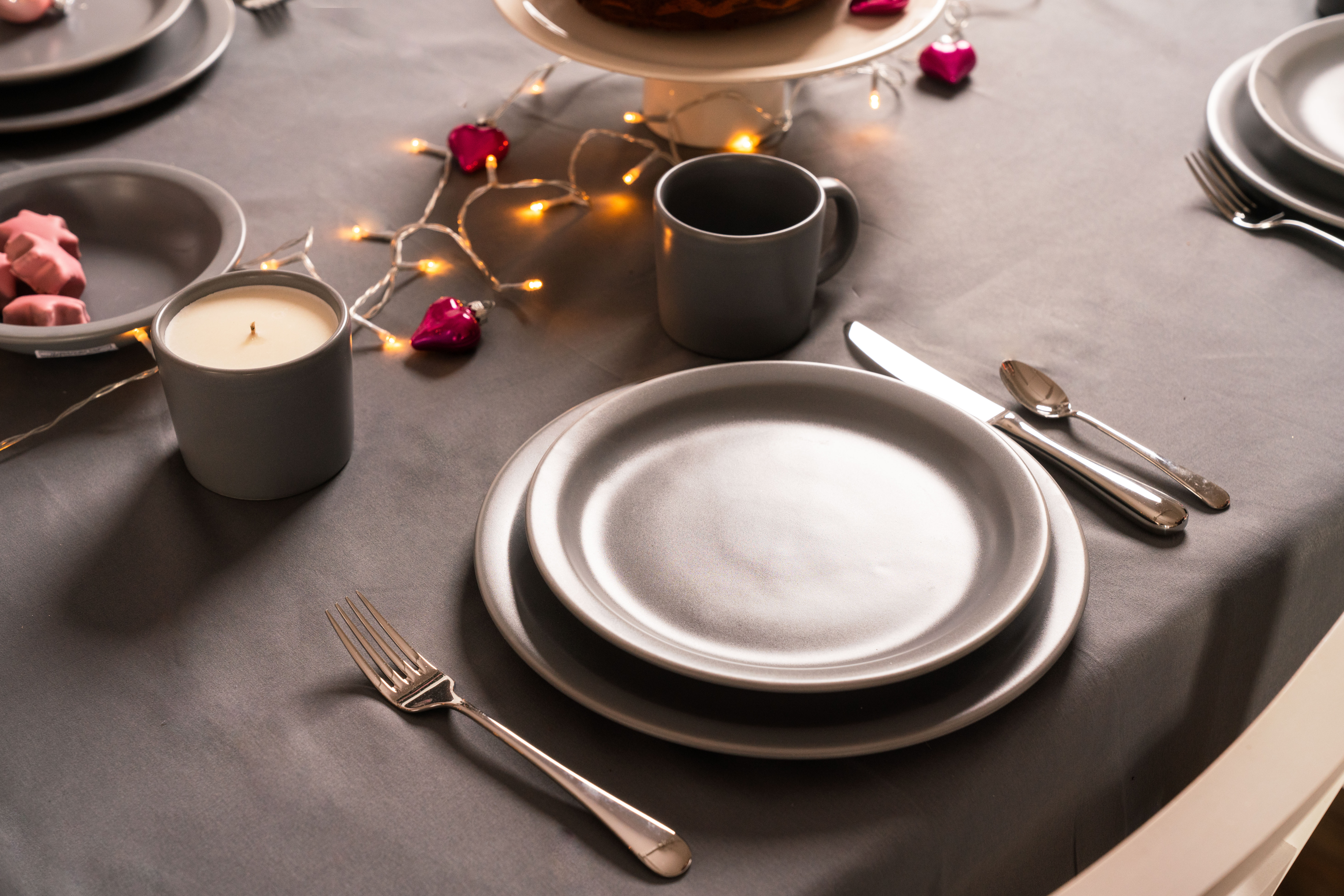 Weihnachtstisch gedeckt mit dunkelgrauem Geschirr von Salzkammergut Keramik