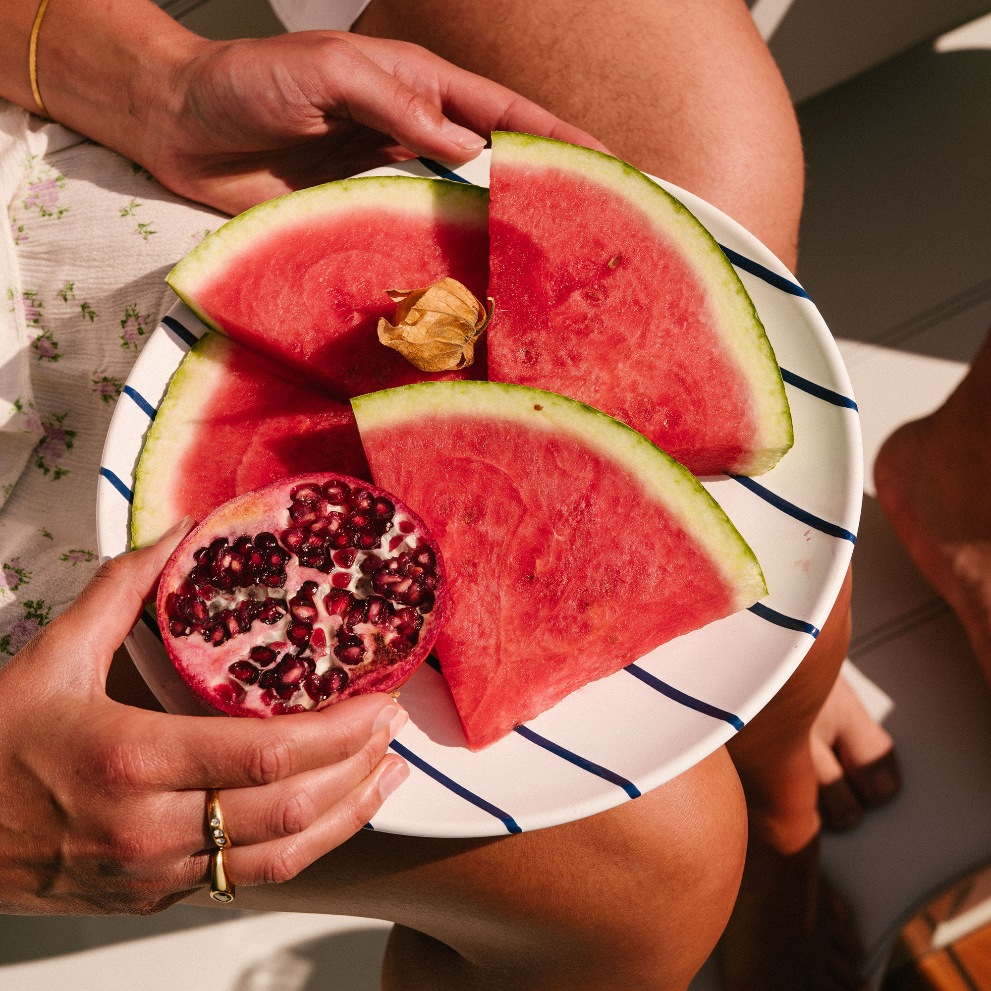 Aufgeschnittene Wassermelone auf einem Blau-gestreiften Teller