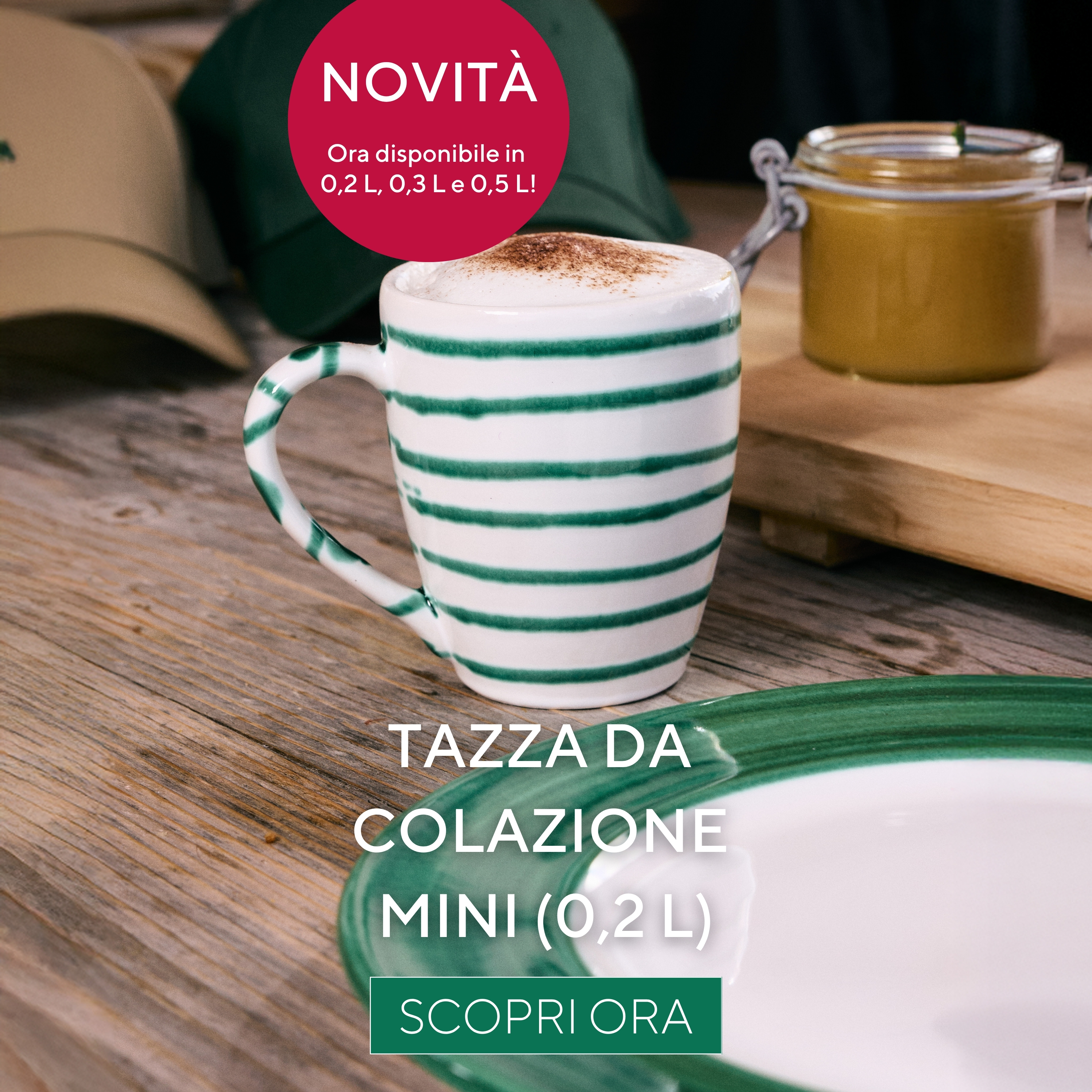 Grüngeflammte Tasse auf einem Holztisch und im Bild steht in Italienisch "Tatze da colazione Mini"
