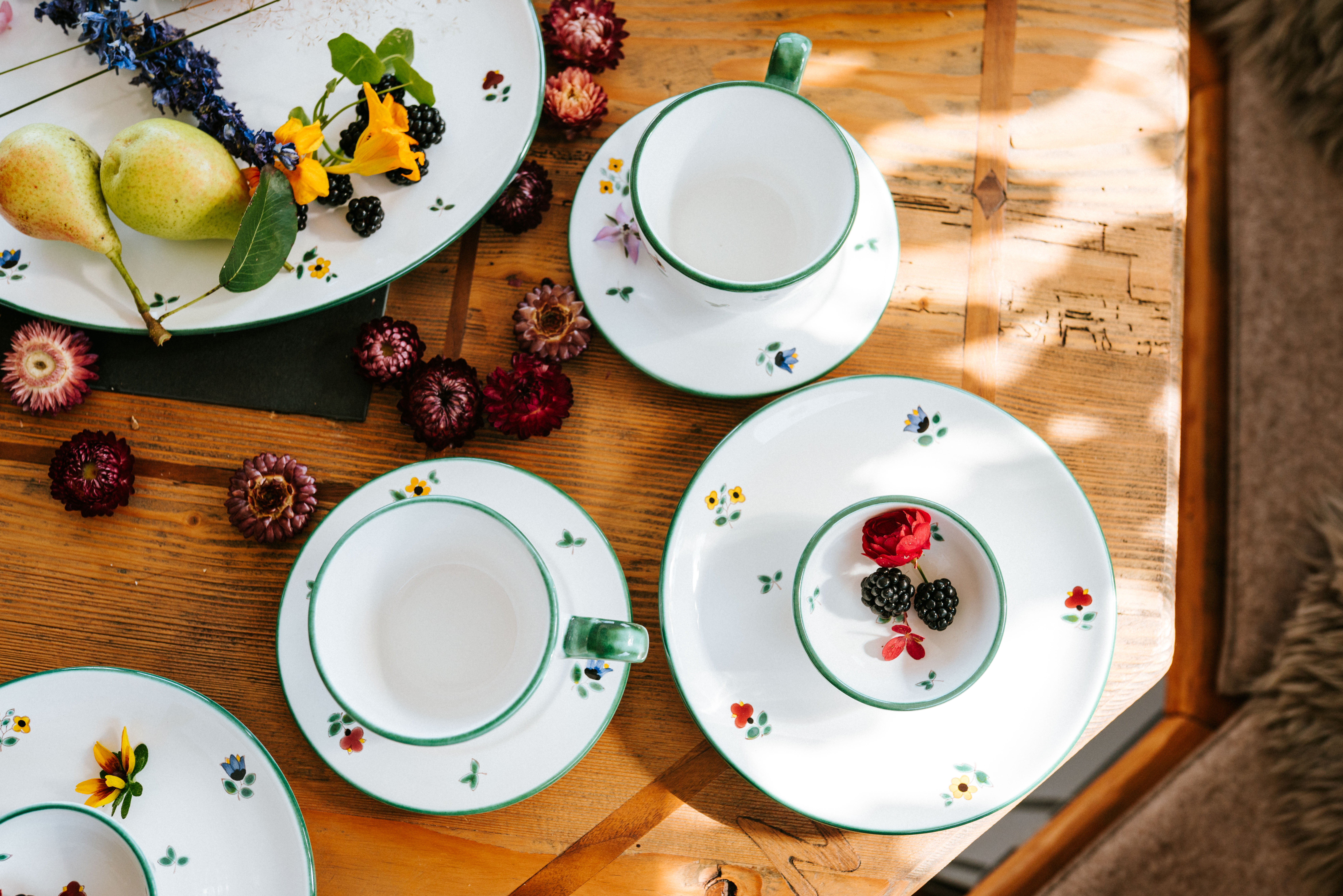 Kaffeetasse und Teller im Design Streublumen auf einem Tisch