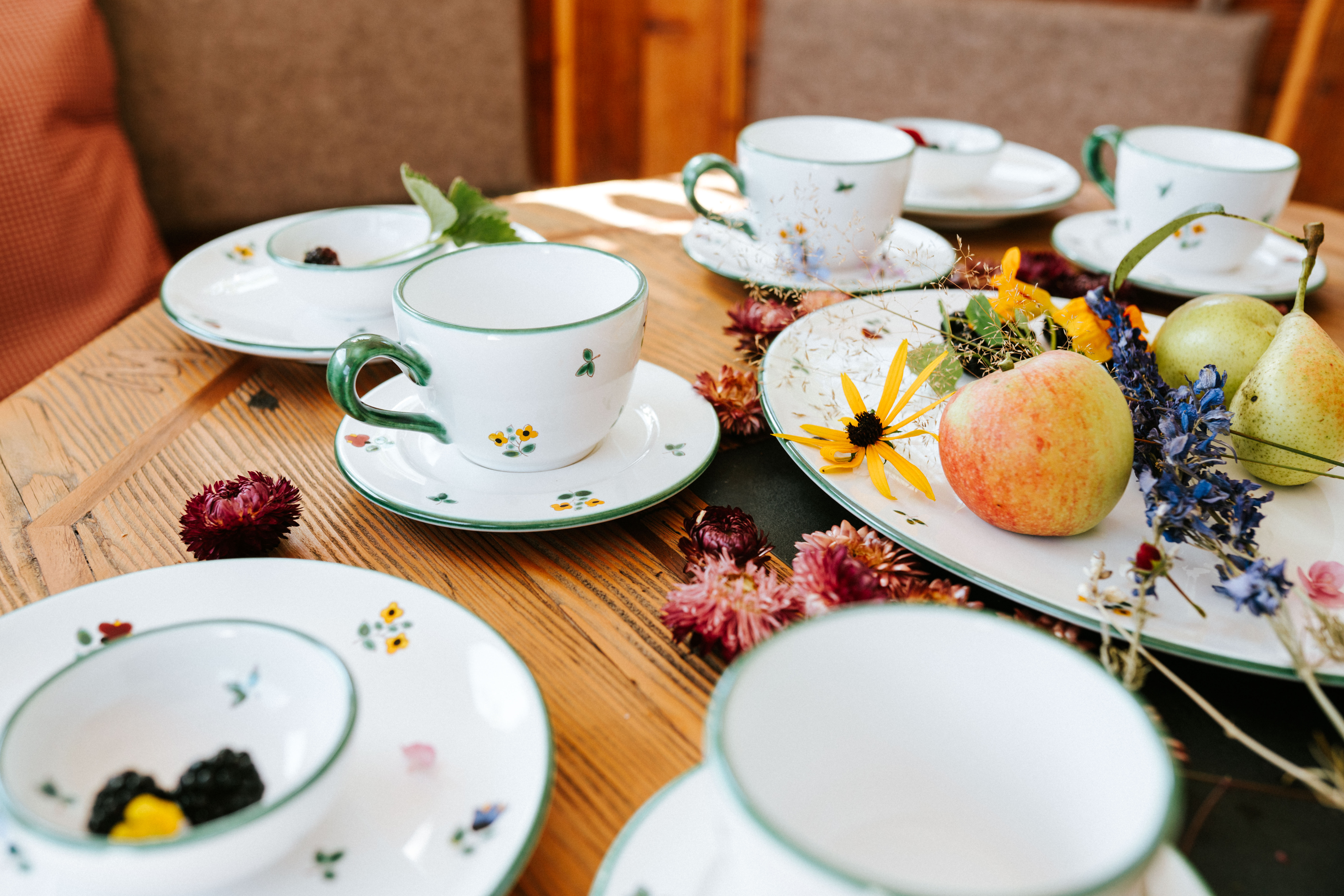 Gedeckter Tisch mit Kaffeetassen und Dessertteller im Design Streublumen