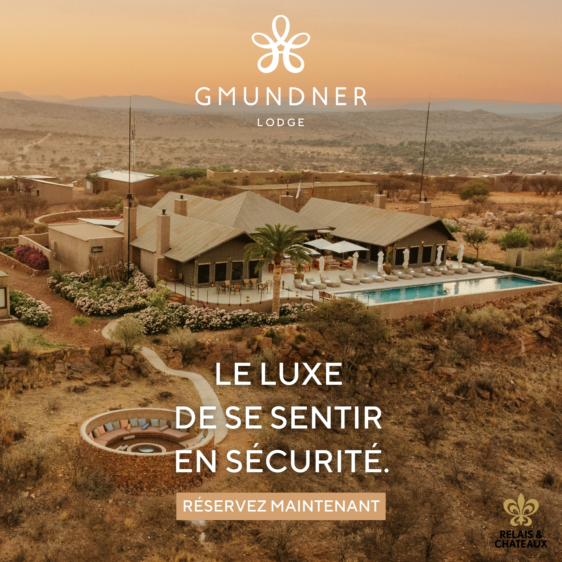 Luftaufnahme von der Gmundner Lodge in Namibia mit der Aufschrift "Le luxe de se sentir en Security"