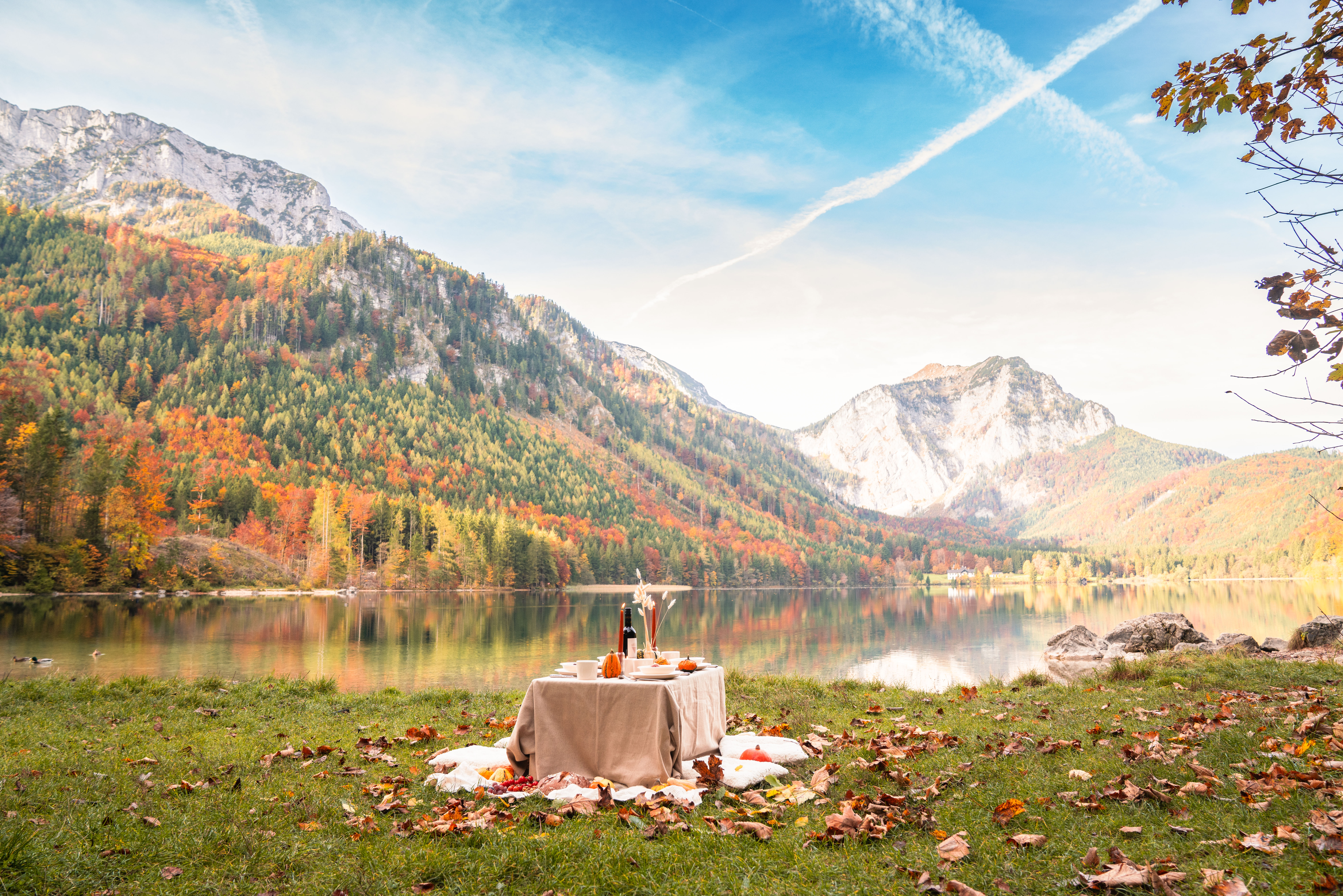 Herbstlandschaft mit einem gedeckten Tisch in der Wiese