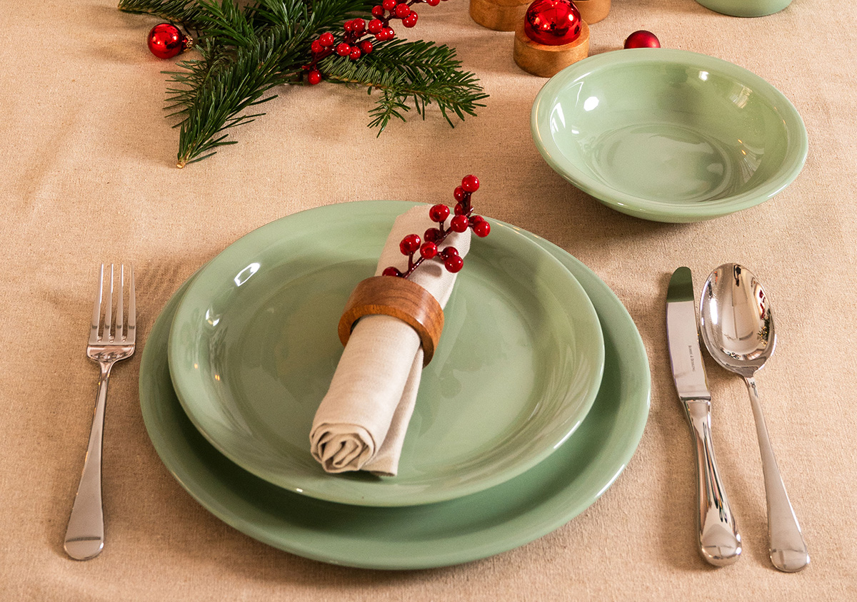 Tablesetting mit Salbeigrünem Geschirr von Salzkammergut Keramik